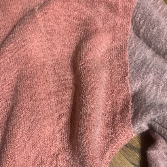 Size small but will easily fit a medium due to being oversized - Picture 3 of 4